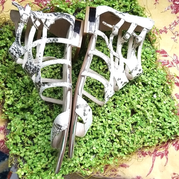 VINCE Camuto Buckles  Cream Laser Leather  Strappy Zips Up Ankle Sandals 8.5 EUC - Picture 2 of 11